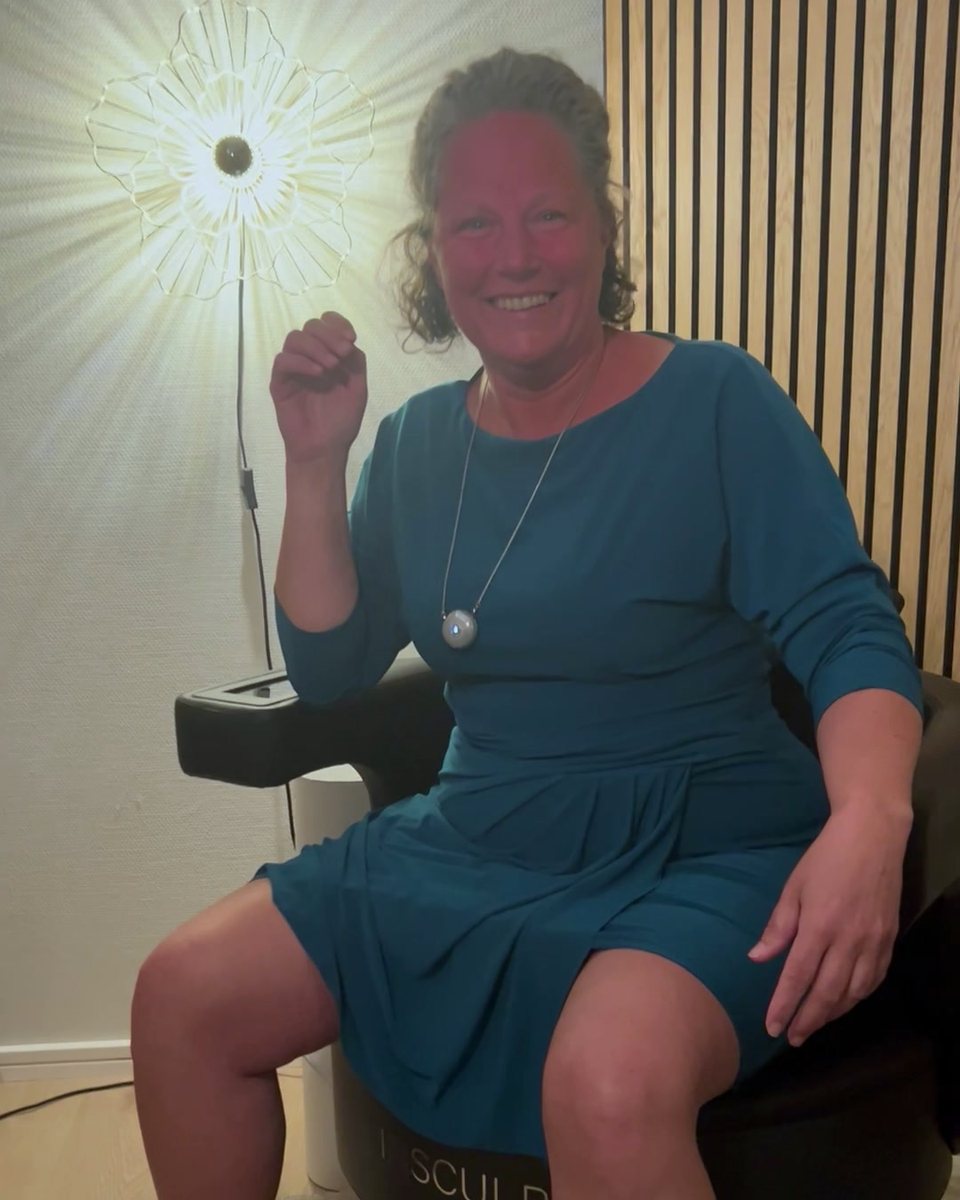 Linda skrattar i Insculpt Chair i behandlingsrummet hos BodyRecovery i Piteå